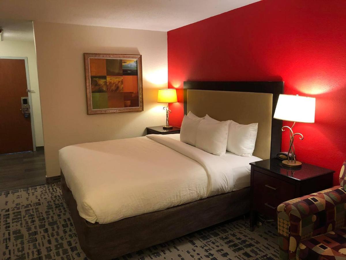 Baymont By Wyndham Ferndale/Royal Oak Hotel Екстериор снимка