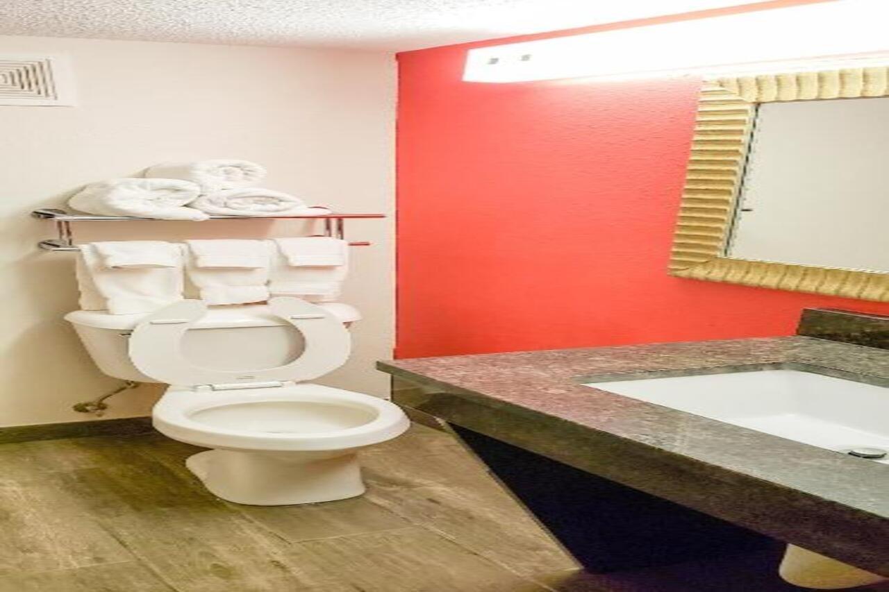 Baymont By Wyndham Ferndale/Royal Oak Hotel Екстериор снимка