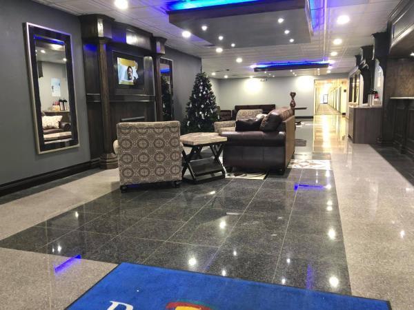 Baymont By Wyndham Ferndale/Royal Oak Hotel Екстериор снимка