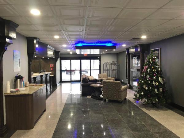 Baymont By Wyndham Ferndale/Royal Oak Hotel Екстериор снимка
