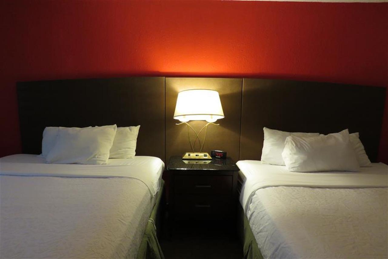 Baymont By Wyndham Ferndale/Royal Oak Hotel Екстериор снимка