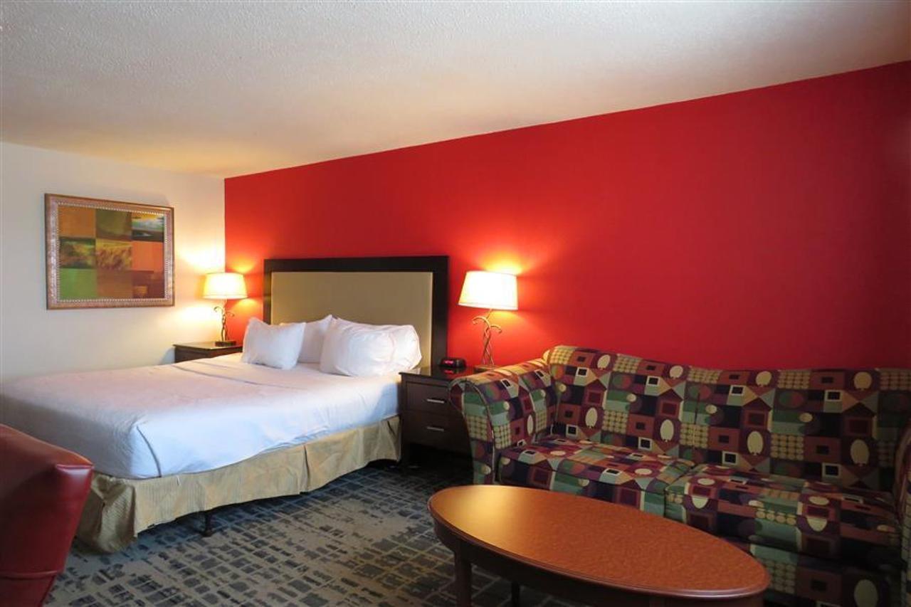 Baymont By Wyndham Ferndale/Royal Oak Hotel Екстериор снимка