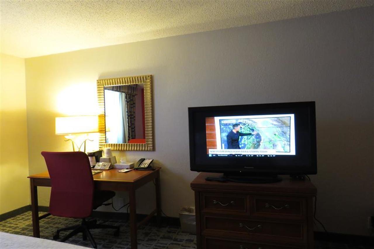 Baymont By Wyndham Ferndale/Royal Oak Hotel Екстериор снимка
