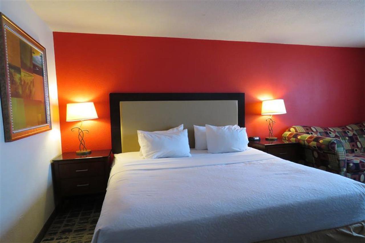 Baymont By Wyndham Ferndale/Royal Oak Hotel Екстериор снимка