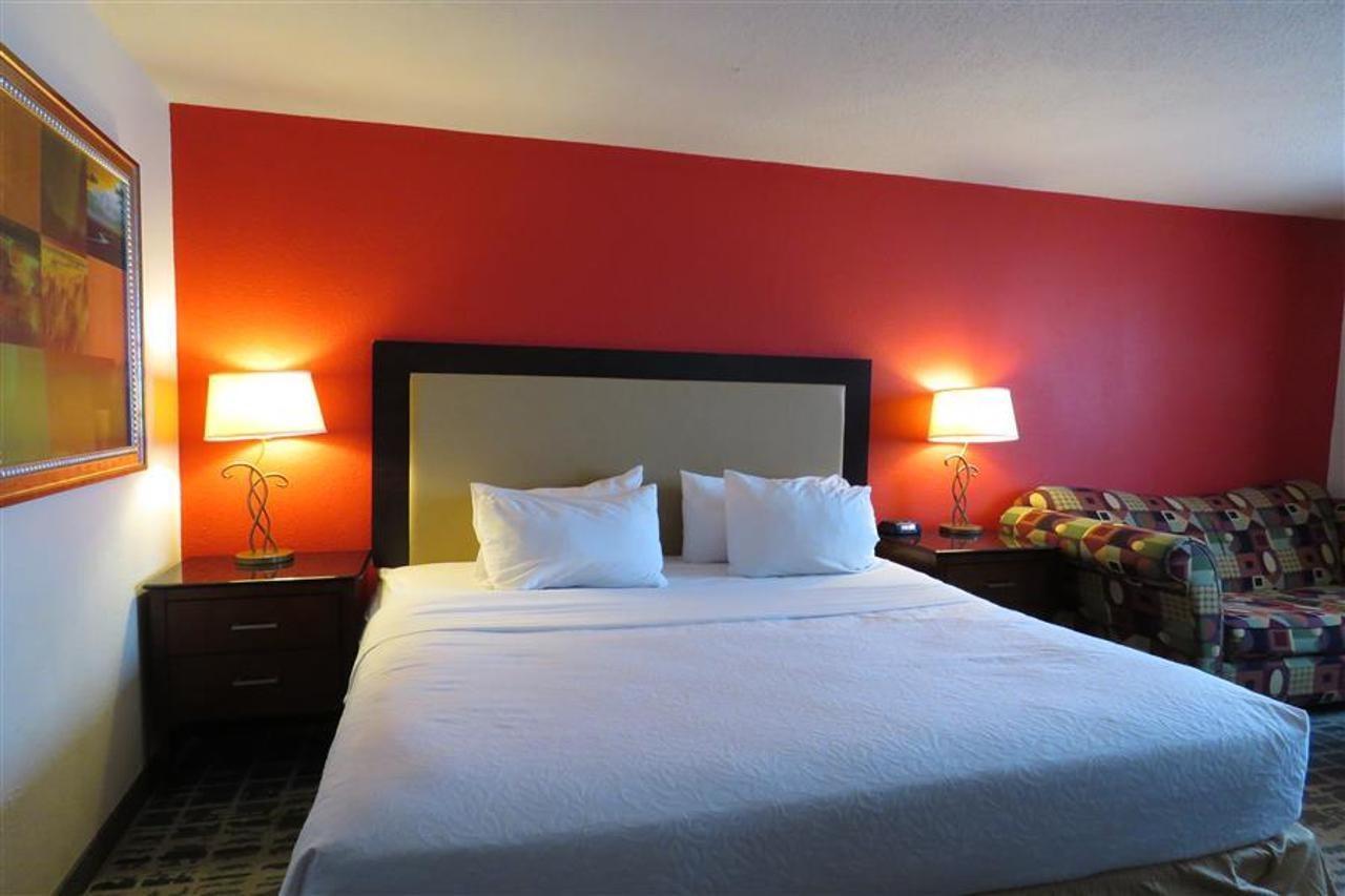 Baymont By Wyndham Ferndale/Royal Oak Hotel Екстериор снимка