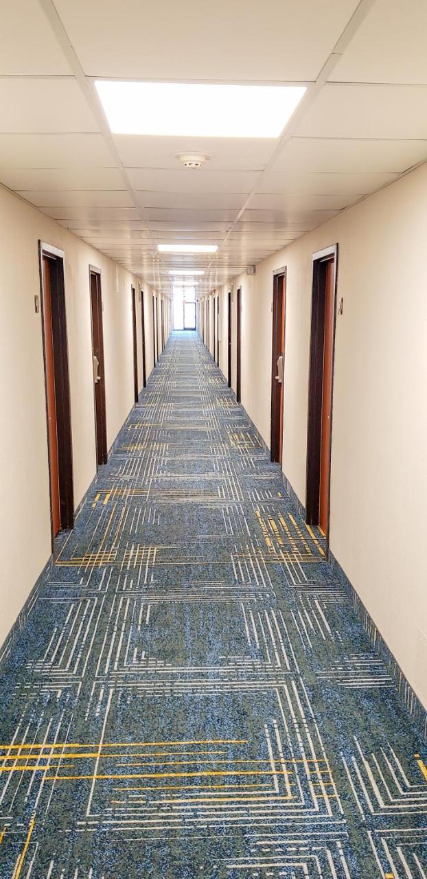 Baymont By Wyndham Ferndale/Royal Oak Hotel Екстериор снимка