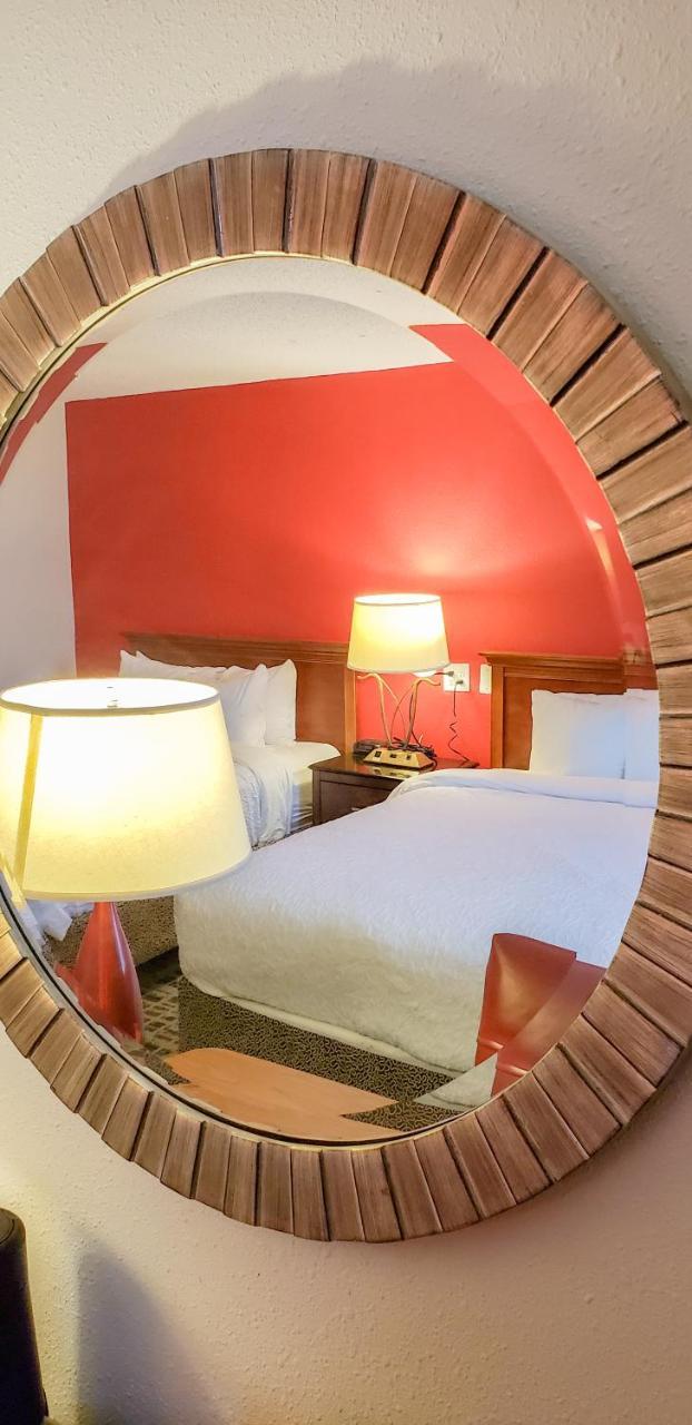 Baymont By Wyndham Ferndale/Royal Oak Hotel Екстериор снимка