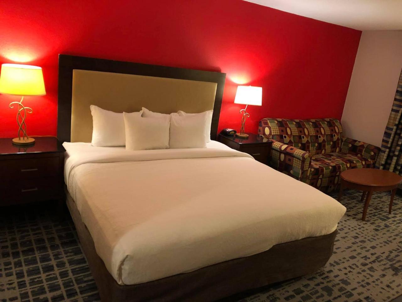 Baymont By Wyndham Ferndale/Royal Oak Hotel Екстериор снимка