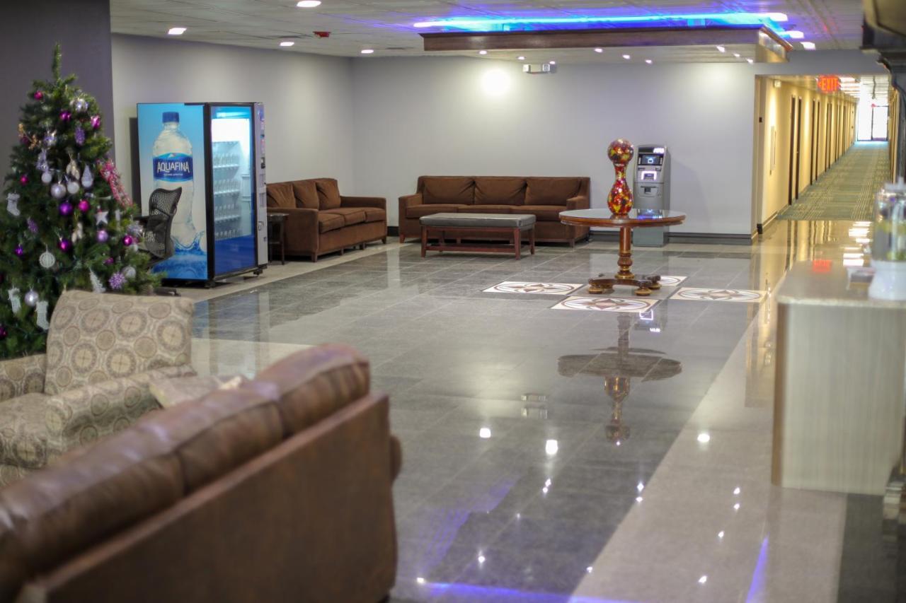 Baymont By Wyndham Ferndale/Royal Oak Hotel Екстериор снимка
