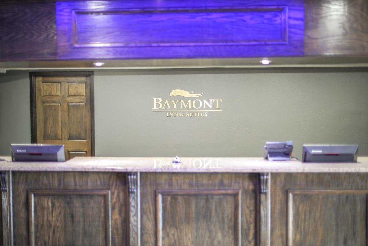 Baymont By Wyndham Ferndale/Royal Oak Hotel Екстериор снимка