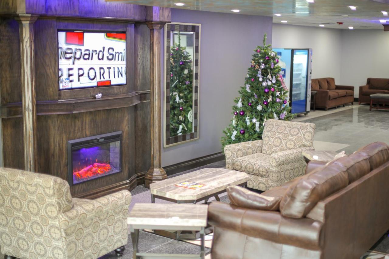 Baymont By Wyndham Ferndale/Royal Oak Hotel Екстериор снимка